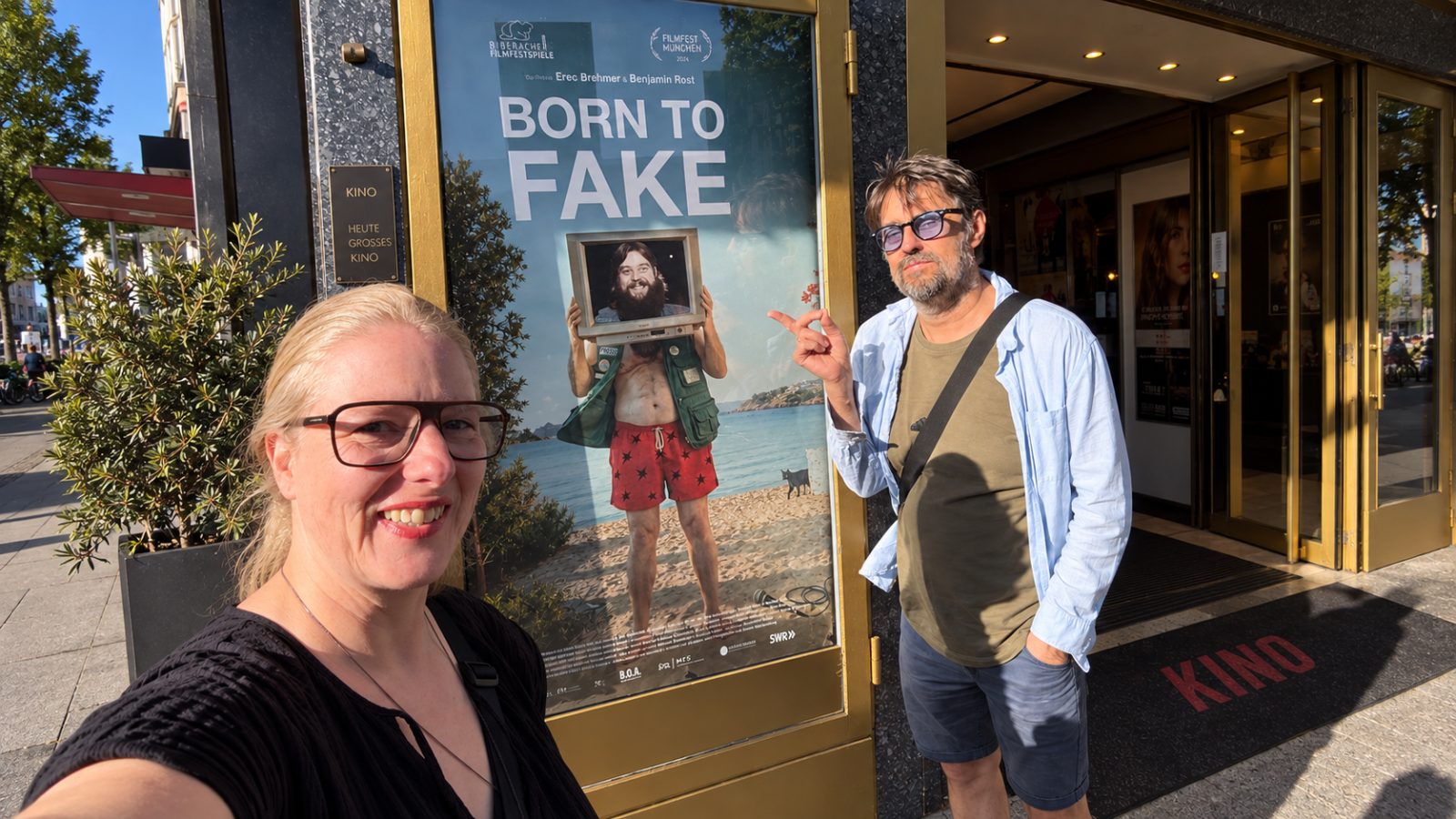 Suse Heithecker und Martin Singer vor dem Kinoplakat von Born to Fake.